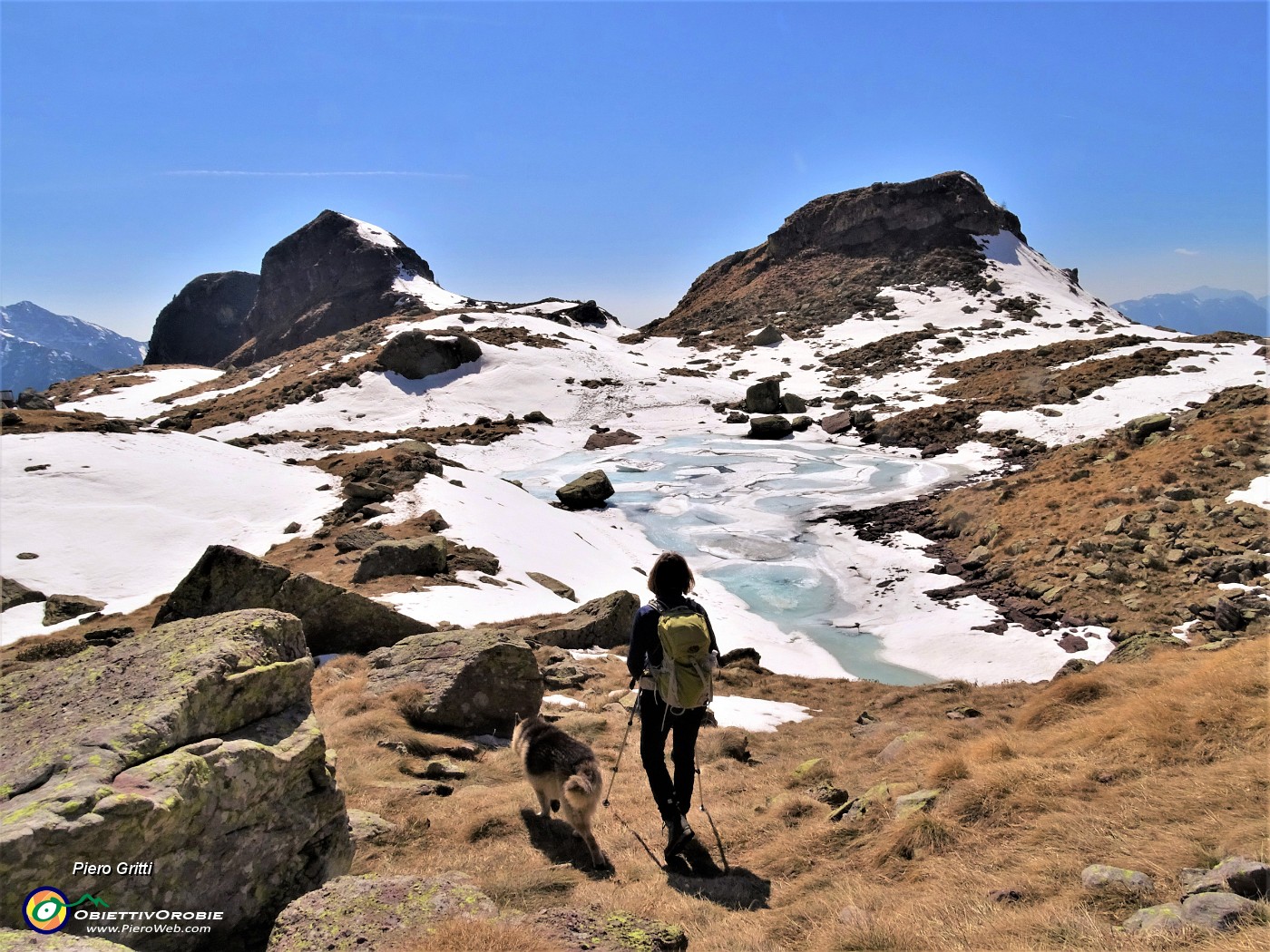 54 Bella vista  sul laghetto di Pietra Quadra con a sx il piu alto dei Tre Pizzi (2167 m).JPG - 